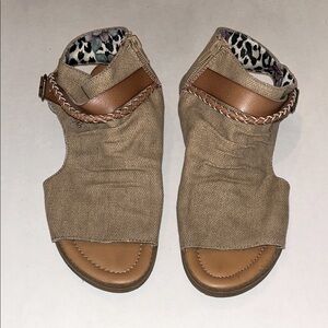 Blowfish Shoes Tan Canvas Women's Peep Toe Sandals with side zip Size 8.5